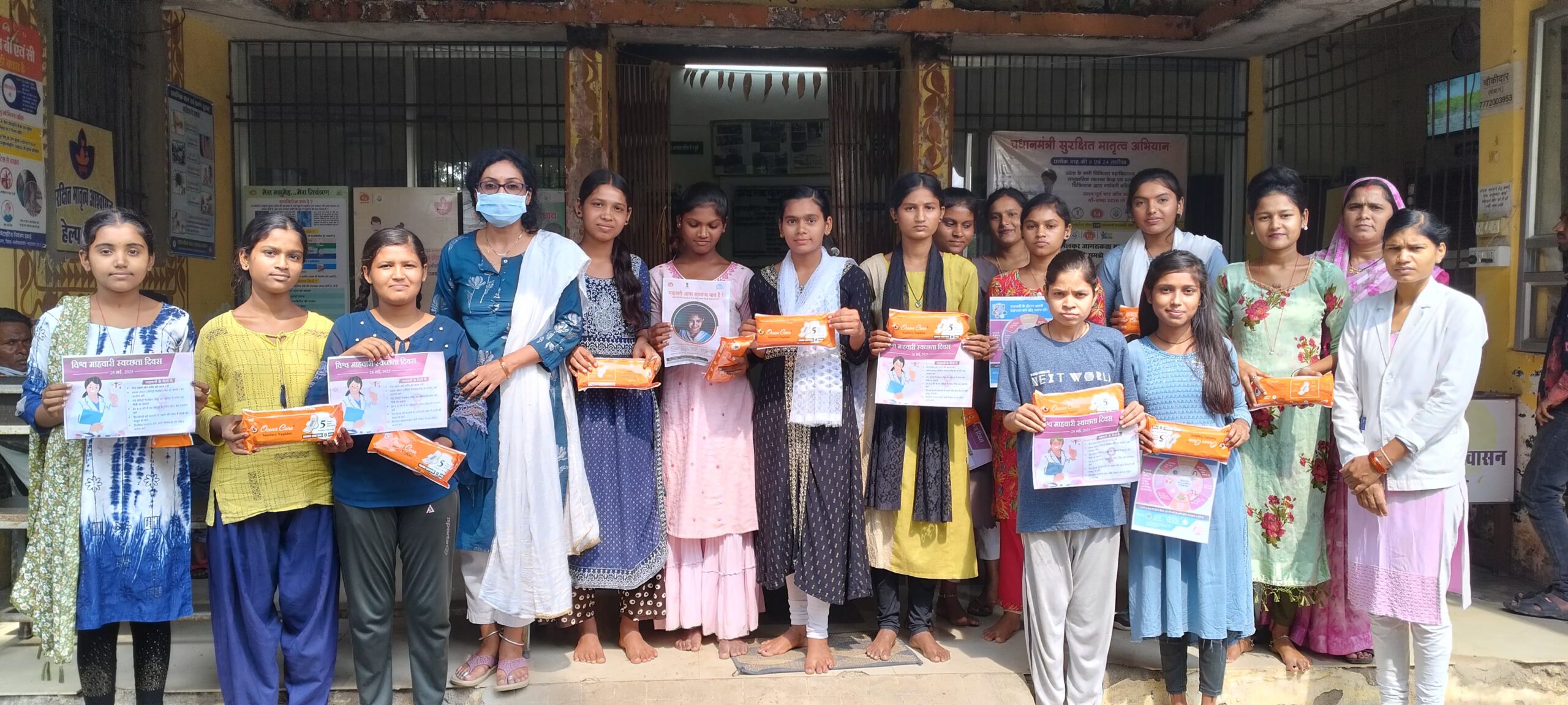 विश्व माहवारी स्वच्छता दिवस के अवसर पर आयुष्मान आरोग्य मंदिरों में बांटे गए निःशुल्क सैनिटरी नैपकिन…