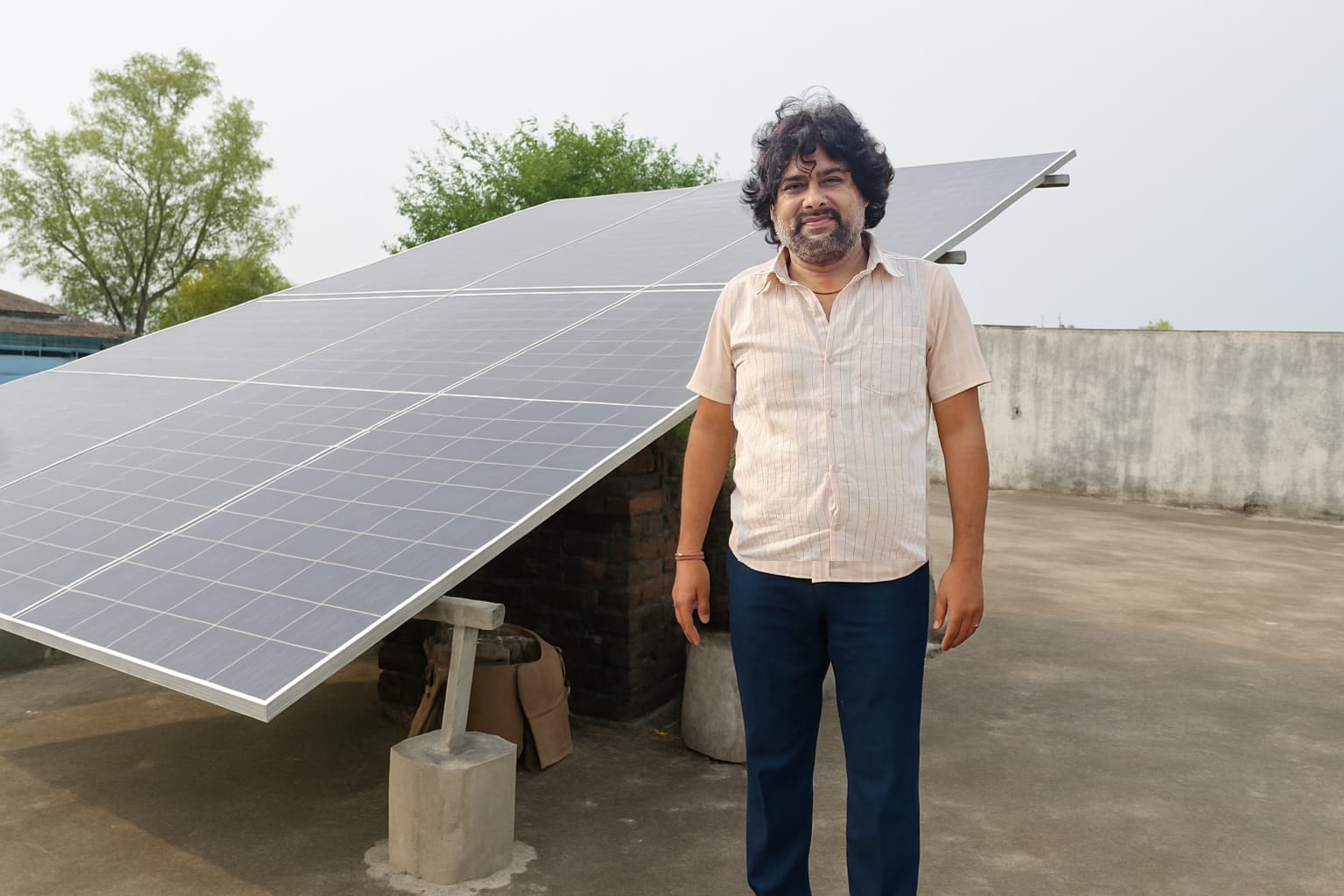 सोलर पैनल लगाकर धनेश ने पर्यावरण संरक्षण की ओर बढ़ाया कदम…